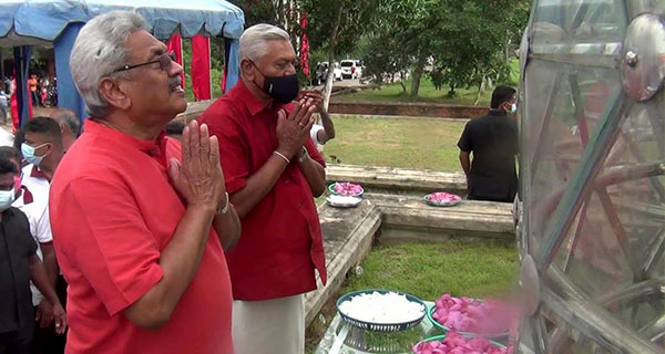 ජනපති අගමැති රාජපක්ෂ පිළිරූ වලට උපහාර පුදති.
