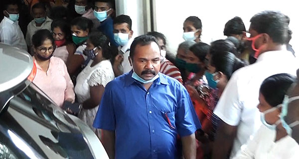 ජය සැමරීමට කරුණාත් කාල්ටන් නිවසට!