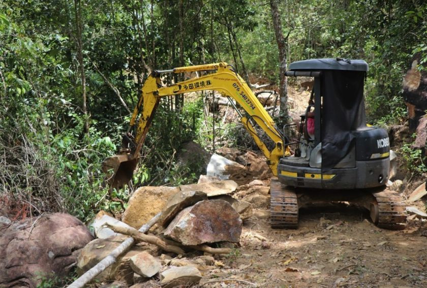 රජයේ කැලය : වන සංරක්ෂණ ජෙනරාල් හා ඉඩම් කොමසාරිස් එක්ව වනසයි