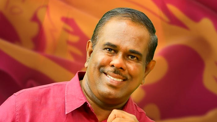 මන්ත්‍රී­තුමා පසු­පස පන්නා­ගෙන ගිහින් පොලු­ව­ලින් ගහ­නවා මම දැක්කා…