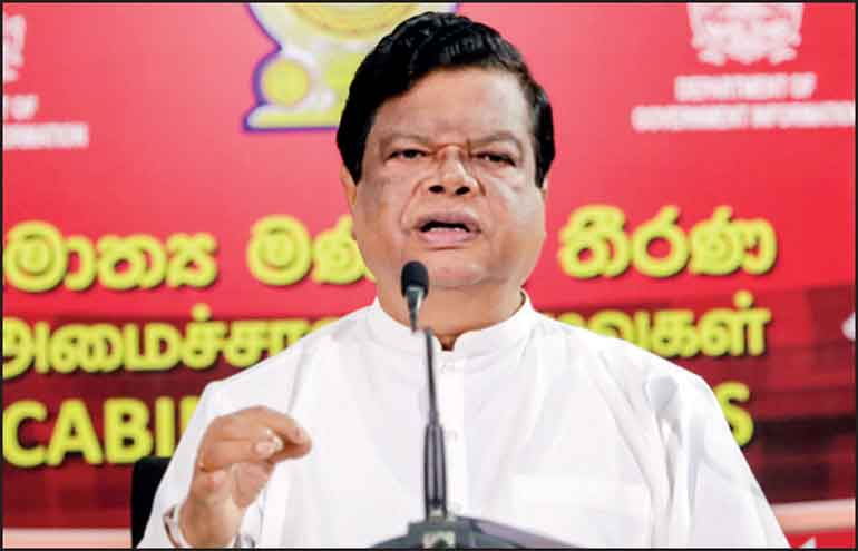මන්ත්‍රීවරුන්ට ගිනිඅවි 2ක් තමා සතුව තබා ගැනීමට අයිතිය දීමට රජය තීරණය කරයි.