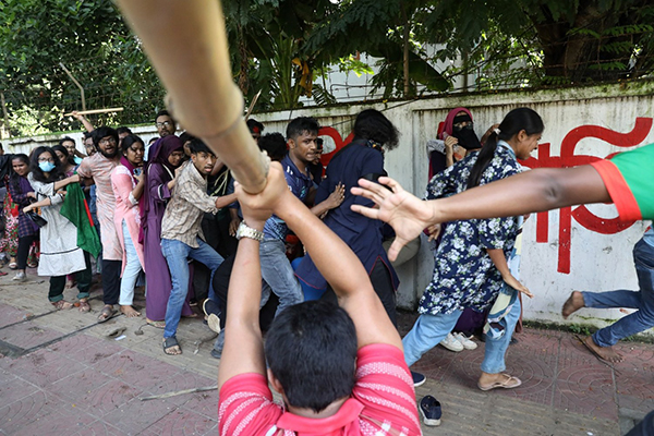 බංගලාදේශයේ විරෝධතා උත්සන්න වේ, ගැටුමෙන් වි. සිසුවෙකු මරුට..!