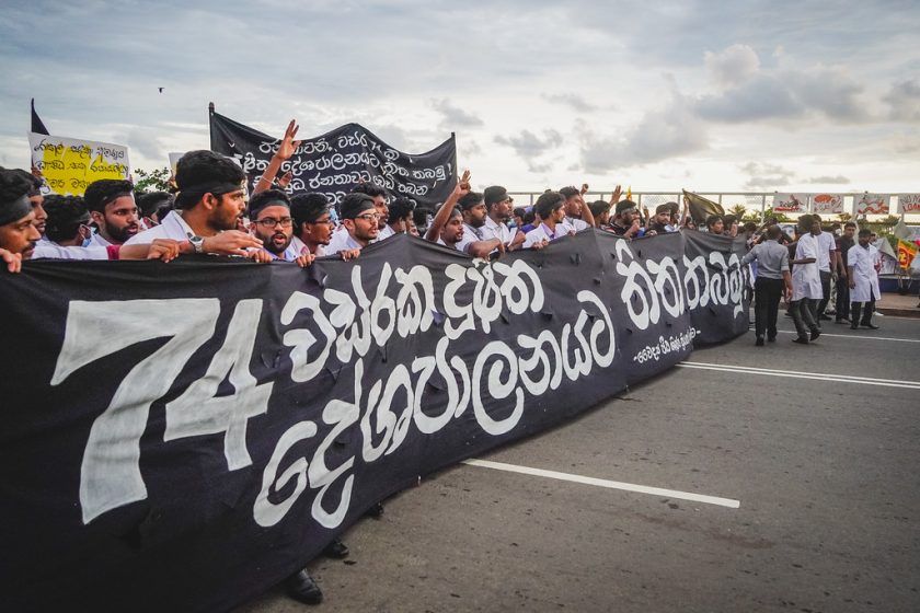 අවුරුදු හැත්තෑ හයක් රට කෑවා කියන්නේ මෝල් ගහෙන් වෙඩි කෑවා වගේ ද?