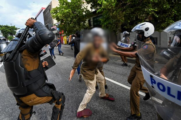ගාල්ල පොලිස් නිලධාරීන් පිරිසක් අත්අඩංගුවට ගත් සැකකරුට වට කරගෙන පහර දෙයි – සැකකරු රෝහල් ගත කෙරේ