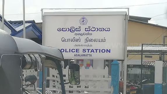 අගලවත්ත පොලීසිය වතු කම්කරුවෙකුට පහර දෙයි. – නිවස කඩා දමන බවටත් තර්ජනය කරයි.