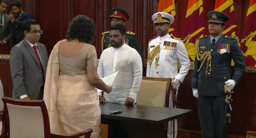 නව රජයේ අගමැති සහ කැබිනට් මණ්ඩලය දිවුරුම් දෙයි.