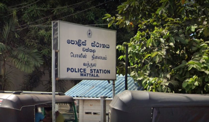 සිවිල් ඇඳුමින් සැරසී පැමිණි පොලිස් නිලධාරීන්ගේ පහර දීමෙන් තරුණයා රෝහලට