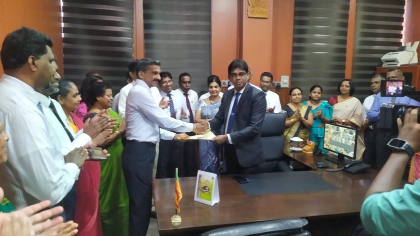 මුද්‍රණ සේවයට පිටින් මුද්‍රණාලයාධිපතිවරයෙක්!