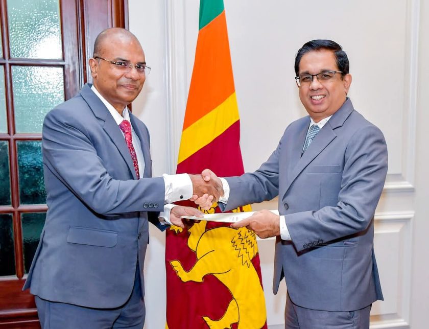 පසුගිය සතියට අල්ලස් දැලේ රජයේ නිලධාරීන් තිදෙනෙකු පැටලේ