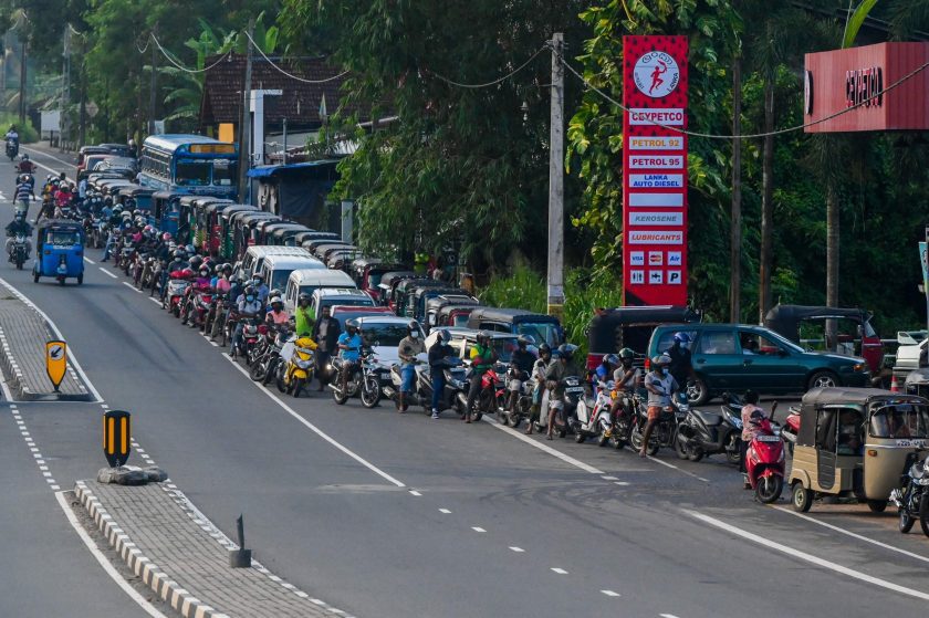 තෙල් පෝලිම් ඇතිවන්නේ කෙසේද?