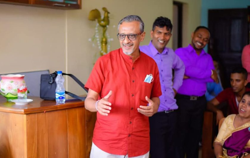 බිත්තරයක් හැඩැති ජීවිතයක් : සමන් හමන්ගොඩ (1960-2025)