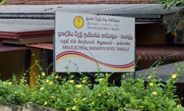 හිතවතාට විදුලිය නොදුන්නැයි නියෝජ්‍ය සමාන්‍යධිකාරී, විදූලි අධිකාරීට පහරදීලා..