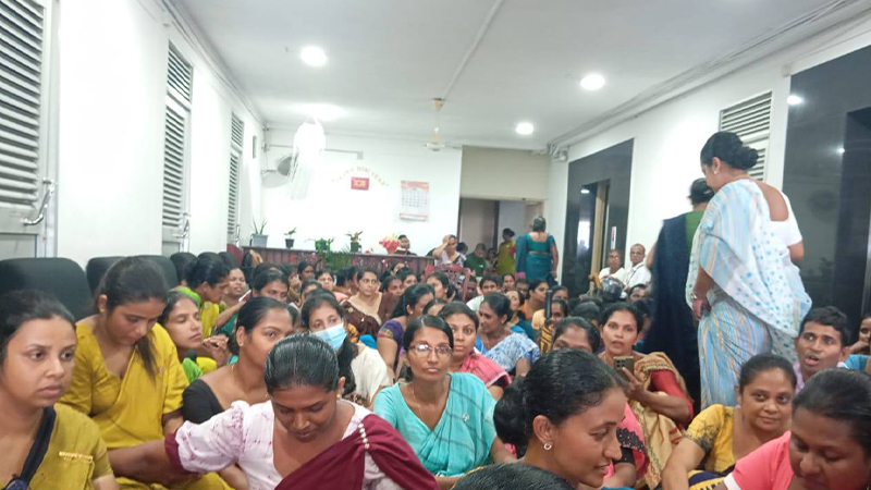 පාසල් වරප්‍රසාදය අහිමි කිරීමට එරෙහිව ගුරුවරුන් අධ්‍යාපන අමාත්‍යාංශය හමුවේ විරෝධතාවයක