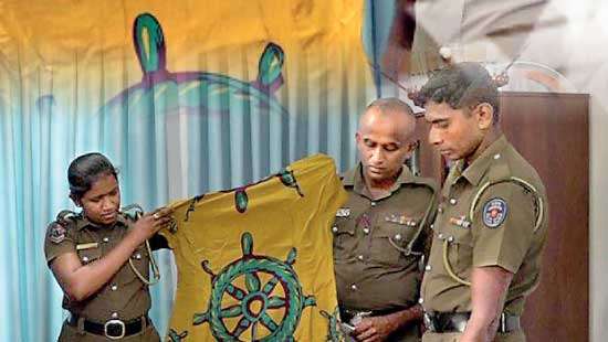 ‘ධර්ම චක්රයක් සහිත ඇඳුමක් ඇඳ සිටියේ යැයි’ කාන්තාවක් අත්අඩංගුවට ගැනීම: හසලක පොලිස් ස්ථානාධිපති මූලික අයිතිවාසිකම් උල්ලංඝනය කළ බවට ශ්රේෂ්ඨාධිකරණ තීන්දුවක්