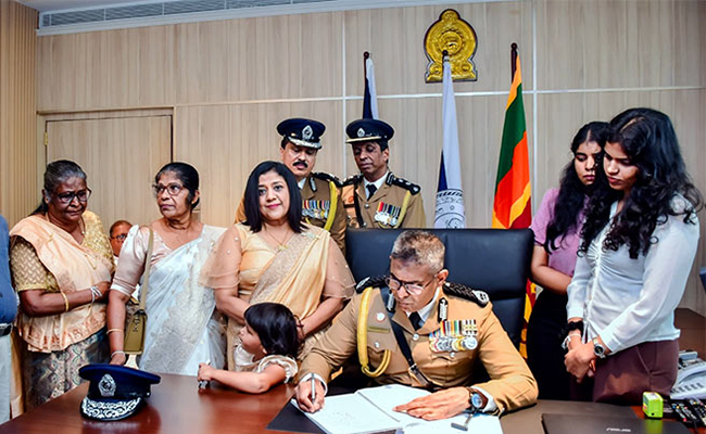 නෑහින්නියන් පොලිස්පති ප්‍රියන්ත වීරසූරිය – අජිත් පැරකුම් ජයසිංහ