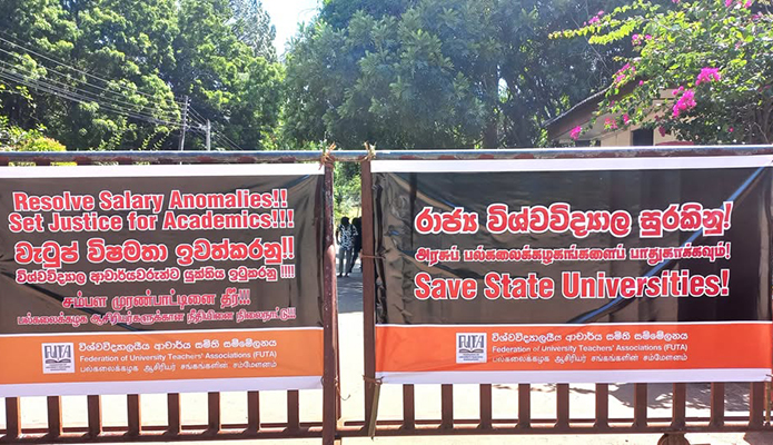 මේ පෝස්ටරේ ගැහුවේ ඇයි?