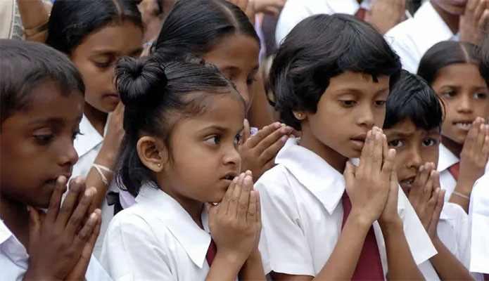 පාසල් කාලය පැය භාගයකින් දීර්ඝ කිරීම: ආණ්ඩුව, වෘත්තීය සමිති, ගුරුවරුන් සහ දෙමාපියන් කියන්නේ කුමක් ද? 
