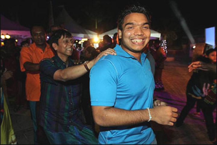 නාමල් පිපෙනවා ලංකා දෙරණ පුරා!