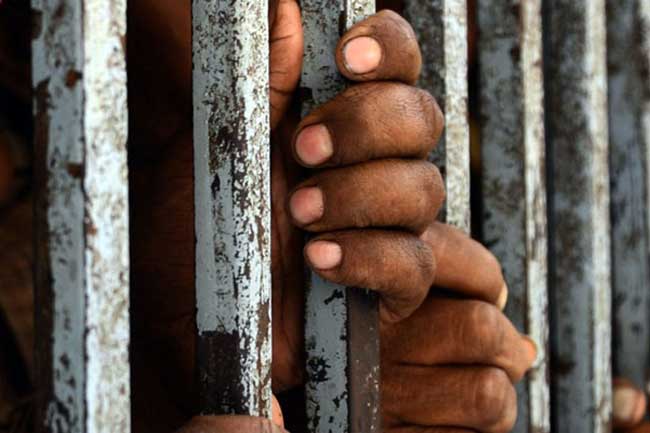 බන්ධනාගාර තදබදය, රස පරීක්ෂක අර්බුදය සහ කොමසාරිස් තනතුර ගැන අධිකරණ අමාත්‍යවරයා පැහැදිලි කරයි.