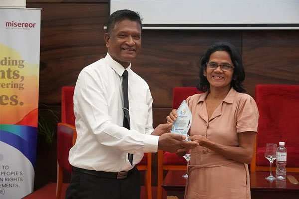 වන් ඇනි ඔන්ලි අමිතා – අජිත් පැරකුම් ජයසිංහ