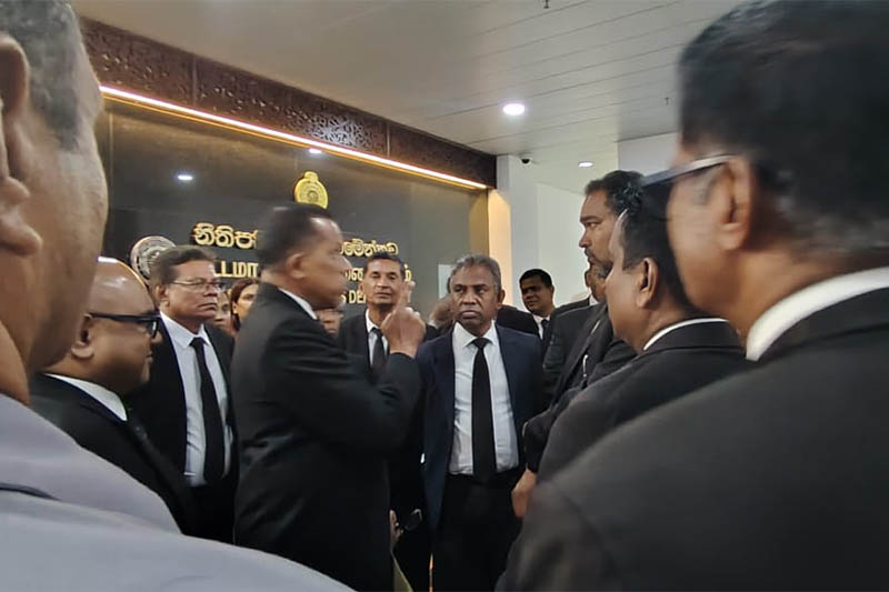 නීතිපතිගේ භූමිකාව හා පිළිතුරු අහිමි විරෝධාභාෂ! – මංජුල ගජනායක
