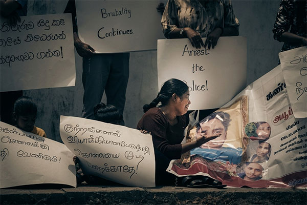 [අරුල් ෆයස් ඝාතනය] වැළඳගන්නා දෑත් සහ වෙඩි තබන තුවක්කු අතර පරස්පරය