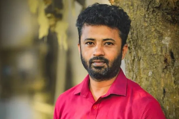 දීපචෙල්වන්ගේ කෘති අත්අඩංගුවට ගැනීම සහ රේගුවේ ‘ජාතික සමගිය’