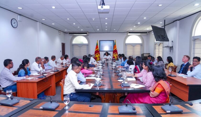 දිට්වා සුළි කුණාටුවෙන් පීඩිතයින්ට සහන සැලසීම කඩිනම් කිරීමට සාකච්ඡාවක් අරලියගහ මන්දිරයේ