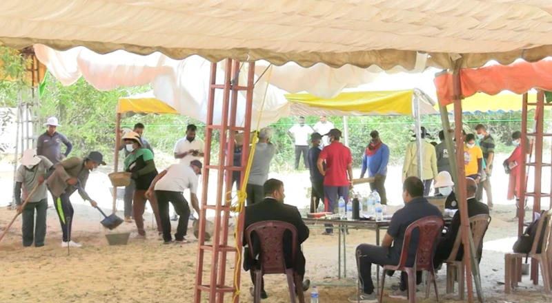 මුස්ලිම් වැසියන් 167 දෙනෙකුගේ සමූහ මිනීවළක් සොයා කුරුක්කල්මඩම් හී කැණීම් කටයතු අරඹයි.