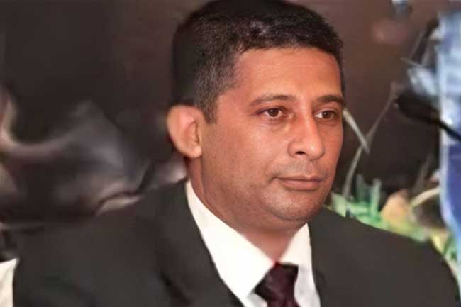 තමන්ව අත්අඩංගුවට ගෙන රඳවා තබා ගැනීම අභියෝගයට ලක්කරමින් සුරේෂ් සලේ රිට් පෙත්සමක් ඉදිරිපත් කරයි.