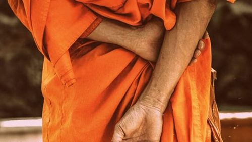 අනුරාධපුර දැරිය අපයෝජන නඩුවේ සැකකාර හිමිනම අධිකරණ පරිශ්‍රයට නීතිවිරෝධීව රැගෙන ආ සිද්ධියට විමර්ශනයක් ඉල්ලයි!