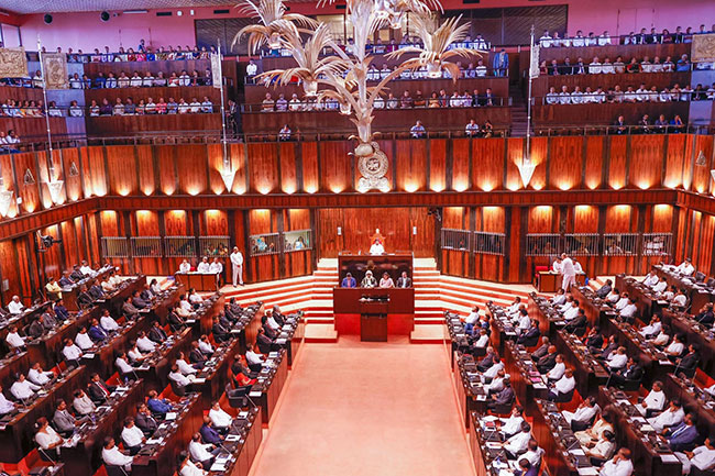 පක්ෂ මාරුවන මන්ත්‍රීවරුන්ගේ මන්ත්‍රී ධුර අහෝසි කිරීමේ පනතක් ඉක්මනින්!