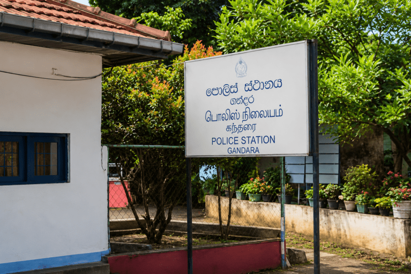 වරාය අසල බෝට්ටුවේ මුරකරු එන තුරු බලා සිටි පුතාව ගන්දර පොලිසියෙන් රැගෙන ගොස් බන්ධනාගාරගත කරලා!