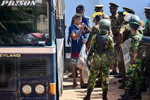 බන්ධනාගාර අර්බුදය විසඳිය හැක්කේ තවත් බන්ධනාගාර ගොඩනැගීමෙන් පමණක් ද?