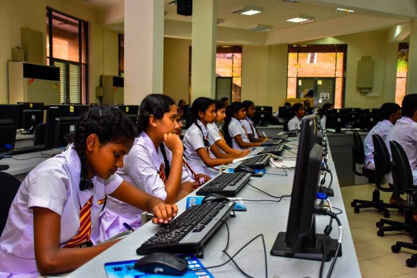 පහසුකම් නොමැති පාසල් 334කට Wi-Fi, තවත් පාසල් 10කට චන්ද්‍රිකා අන්තර්ජාලය!